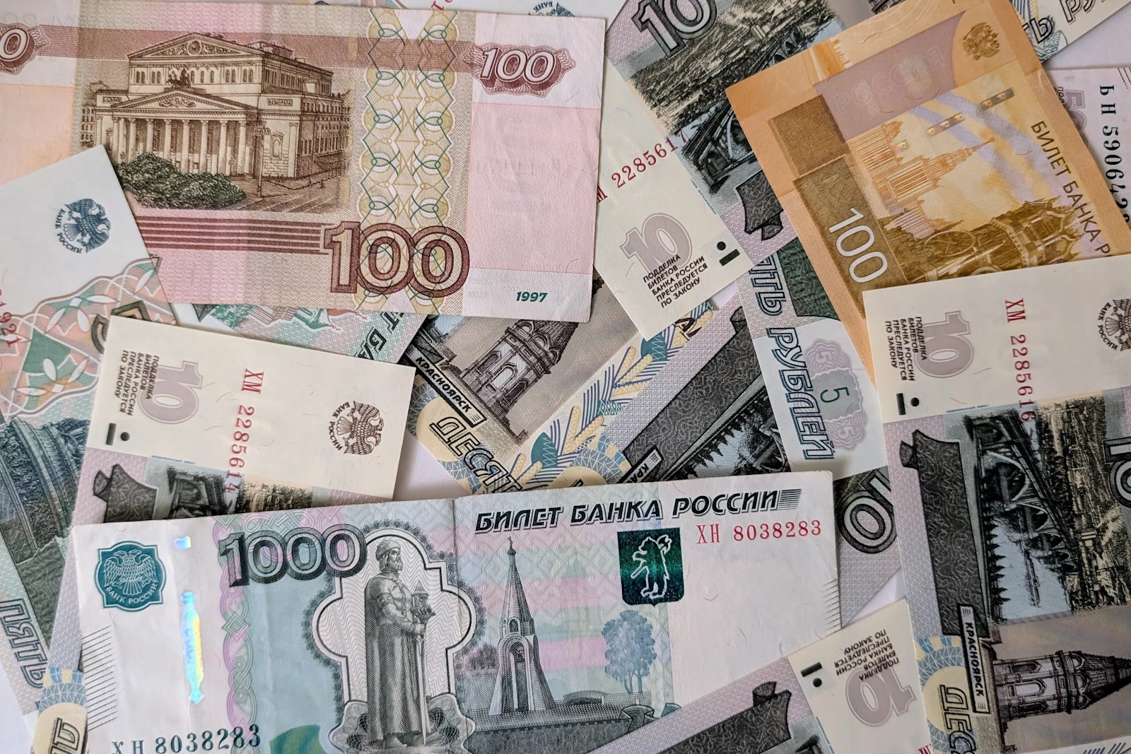 Российские банкноты по 100 и 1000 рублей